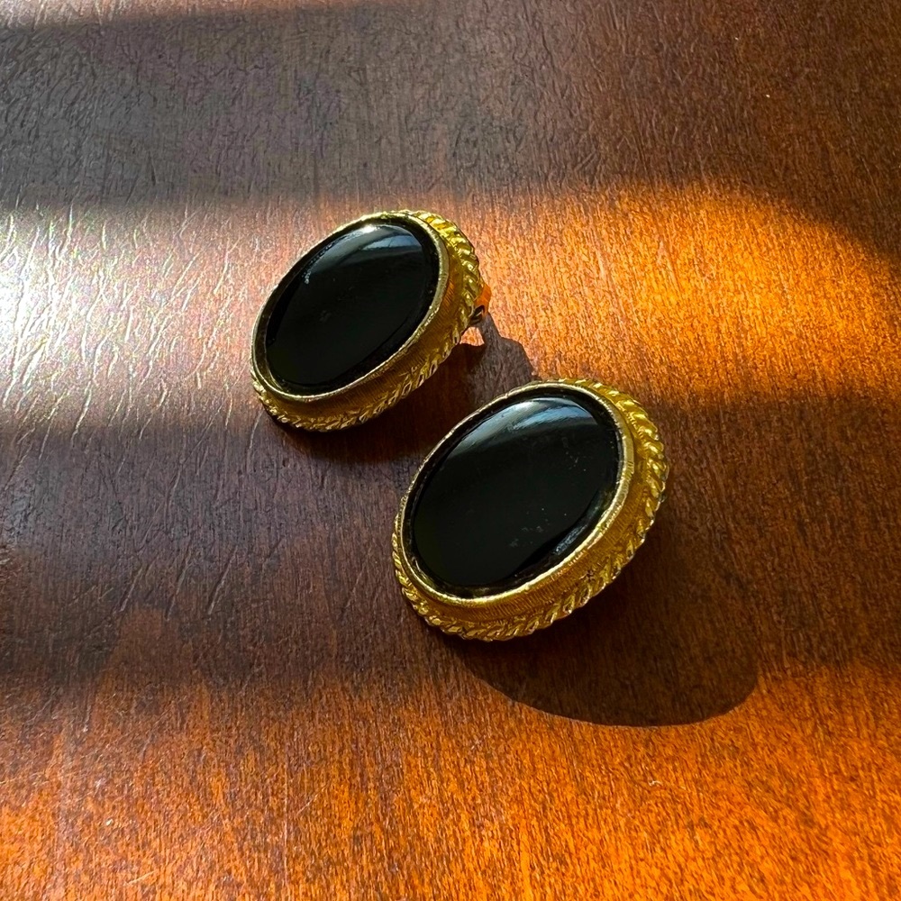 Vintage Black & Gold Clip Earrings er2